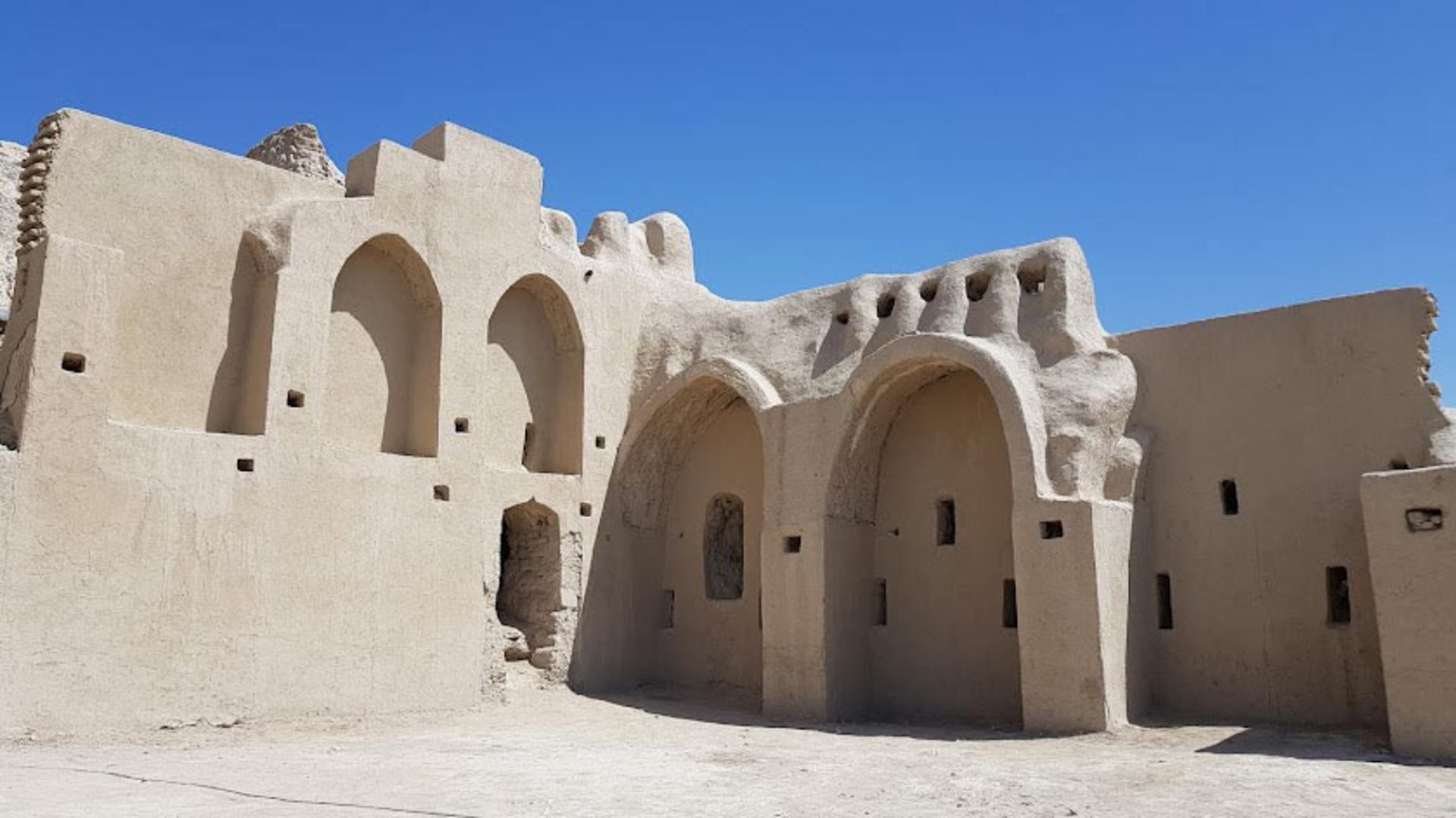 بقایای تاریخ در کوه خواجه