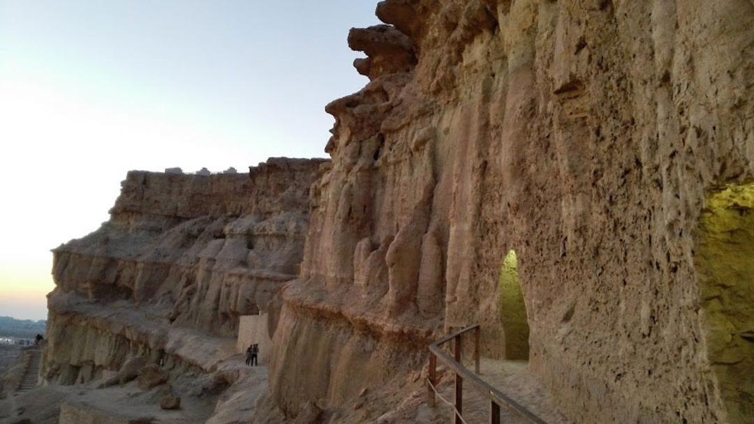 نمای غار خربس در غروب