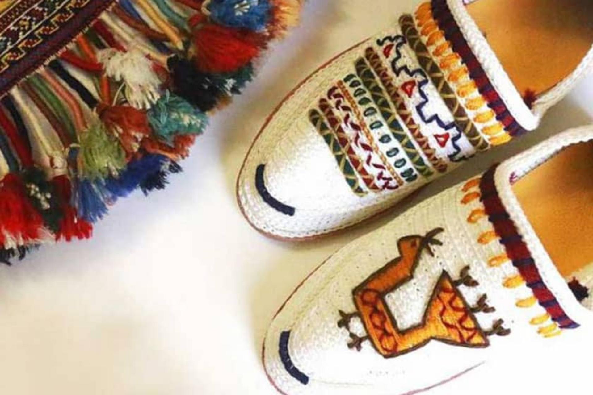 یک جفت گیوه در کنار ریشه های قالیچه