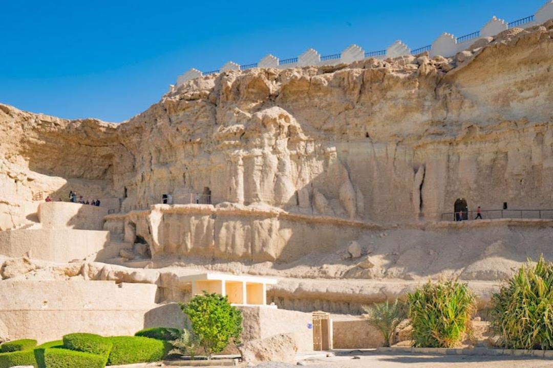 نمای بیرونی غار خربس