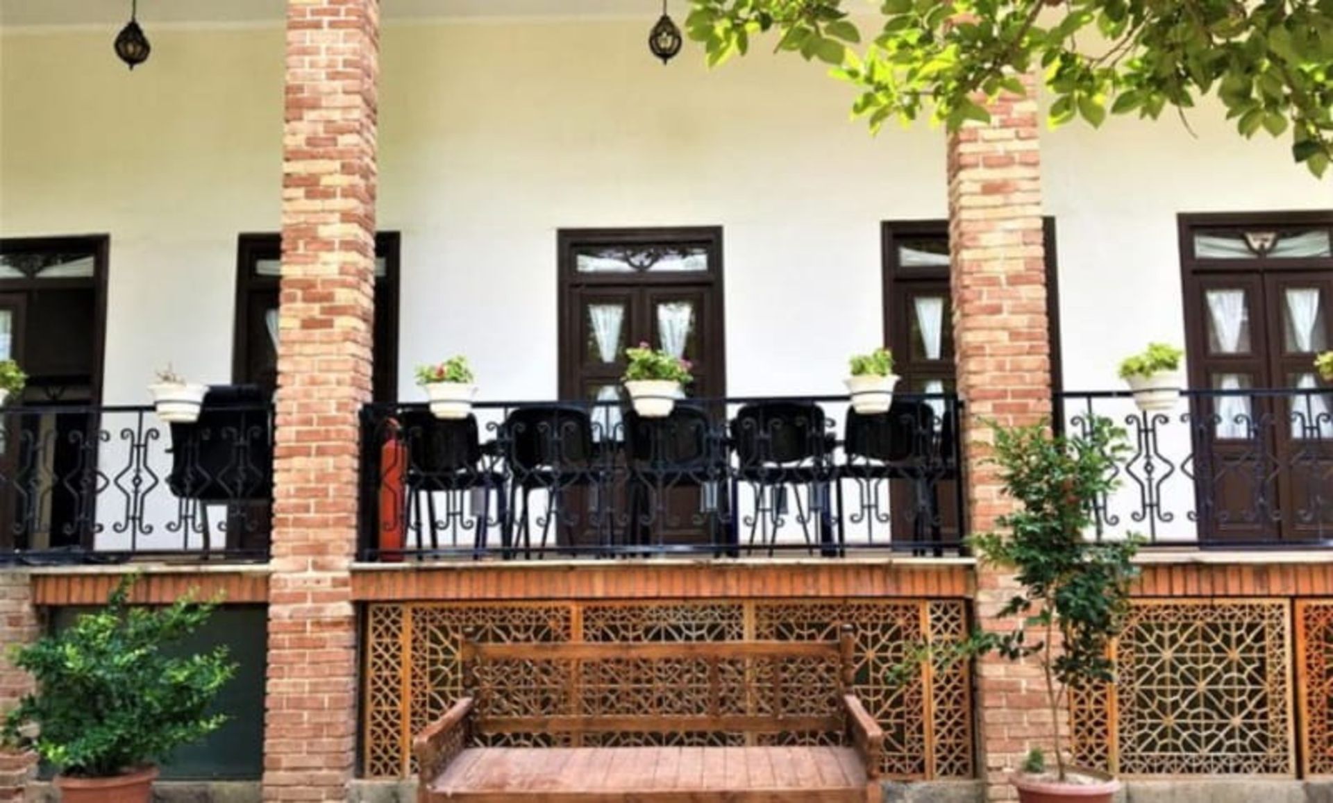 نمایی از ستون‌های خانه مهربان