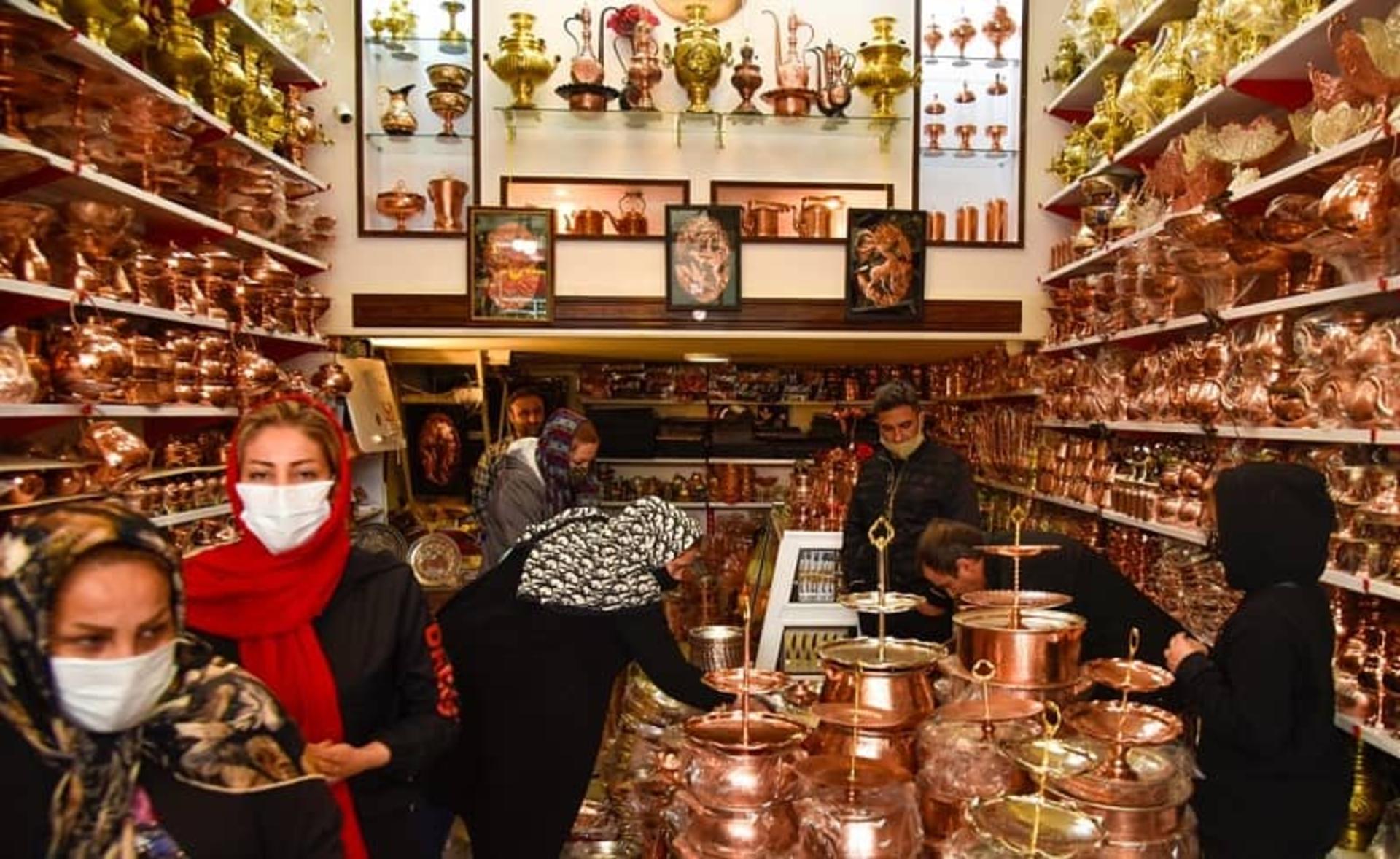 فروشگاه صنایع دستی در خیابان امامزاده