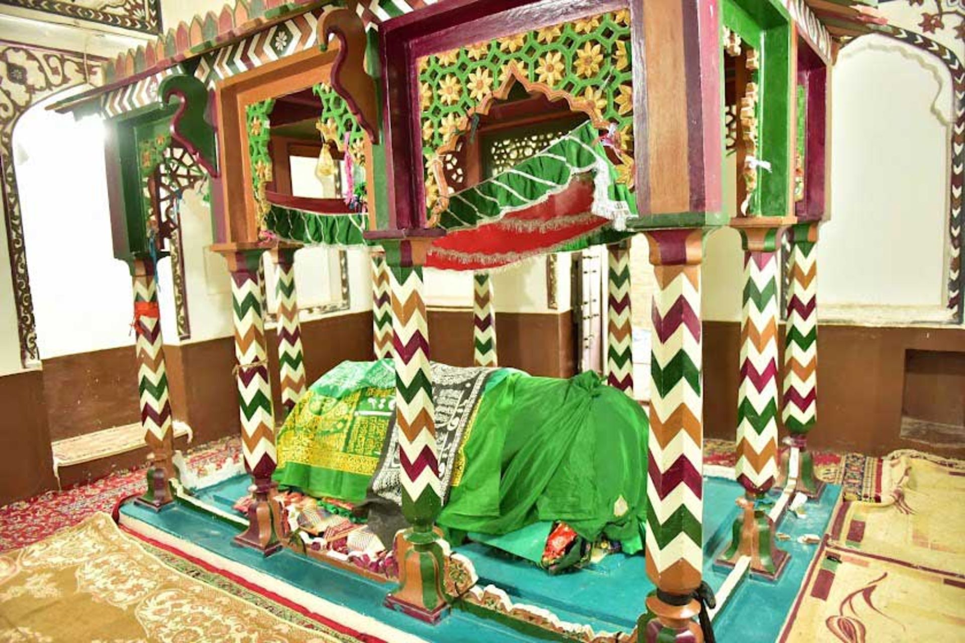 محل قبر در آرامگاه سید غلام رسول