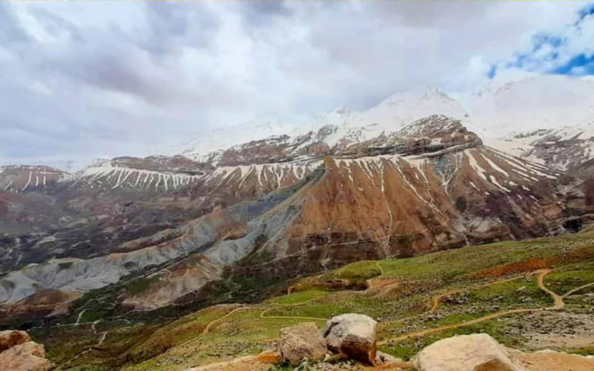 دشت های سبز در دامنهکوه های برفی روستای خفر