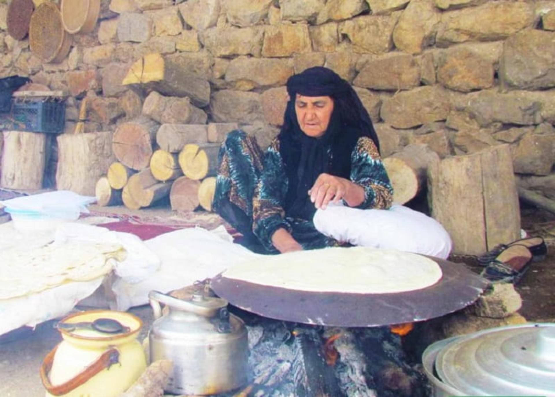 نان محلی در اقامتگاه آرتین