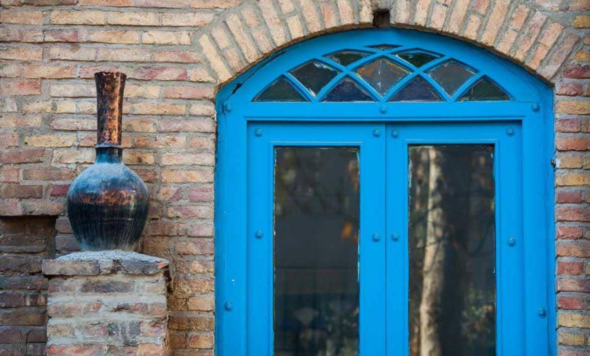 پنجره آبی خانه مهرانگیز