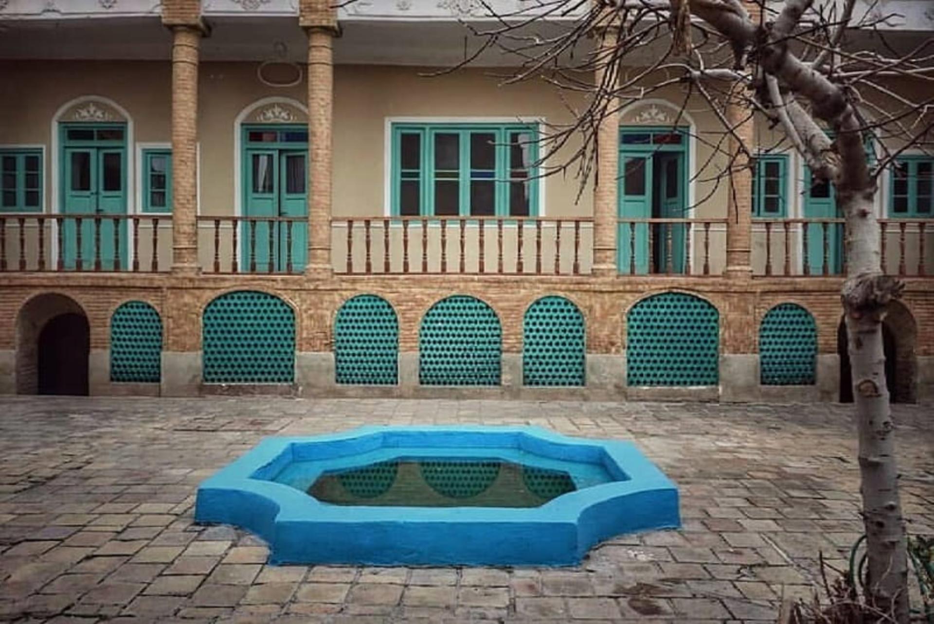 نمایی از حوض حیاط خانه موتمن