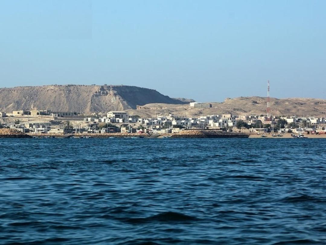 خانه های جزیره هنگام از نمای آب های خلیج فارس