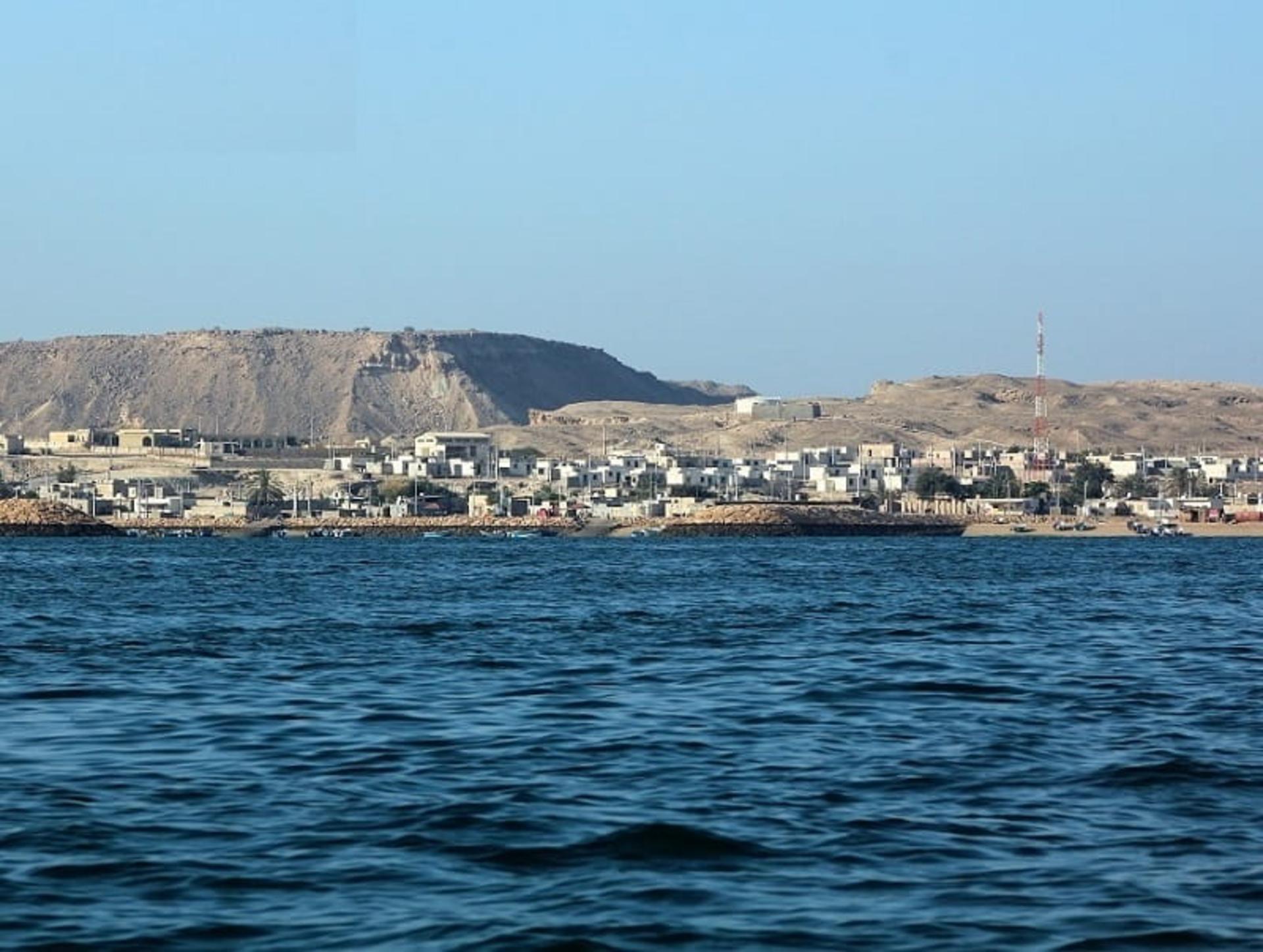 خانه های جزیره هنگام از نمای آب های خلیج فارس