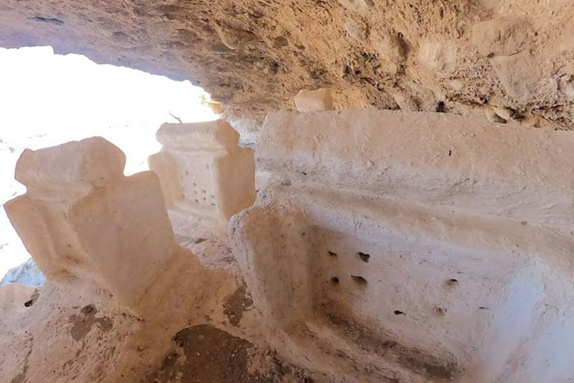 قبور سپید رنگ در قبرستان هفتاد ملا