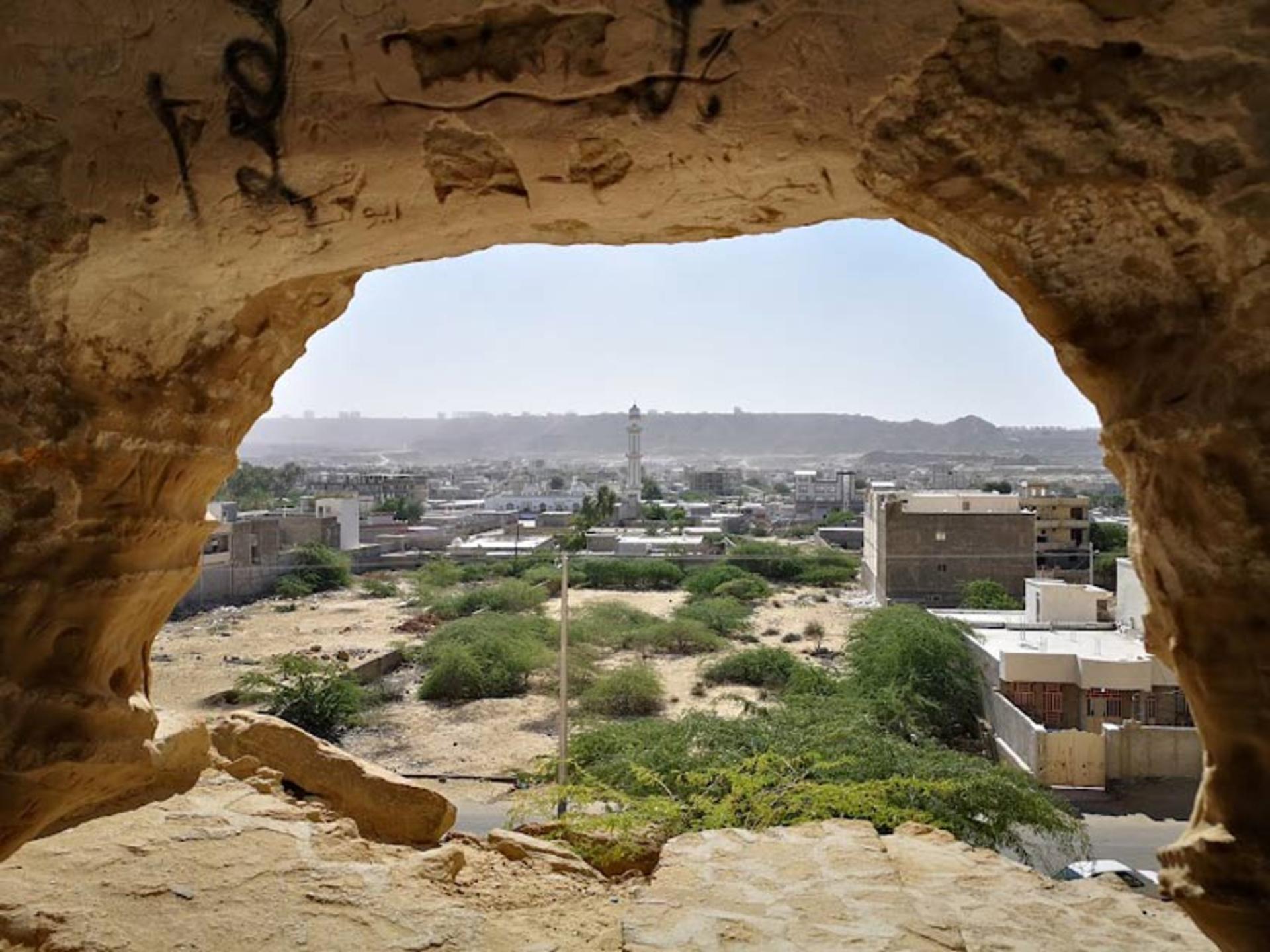 نمای غارهای بان میستی در تیس