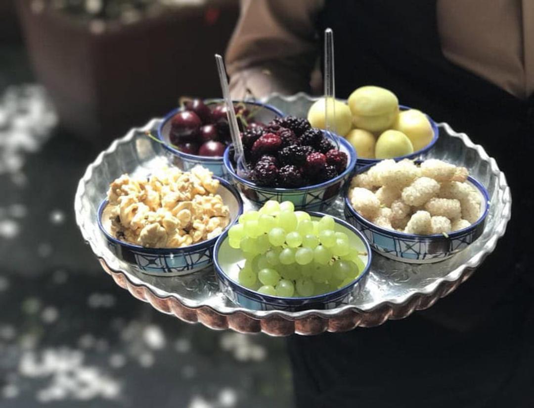 سینی تنقلات و میوه در مجتمع گردشگری قائم فرحزاد