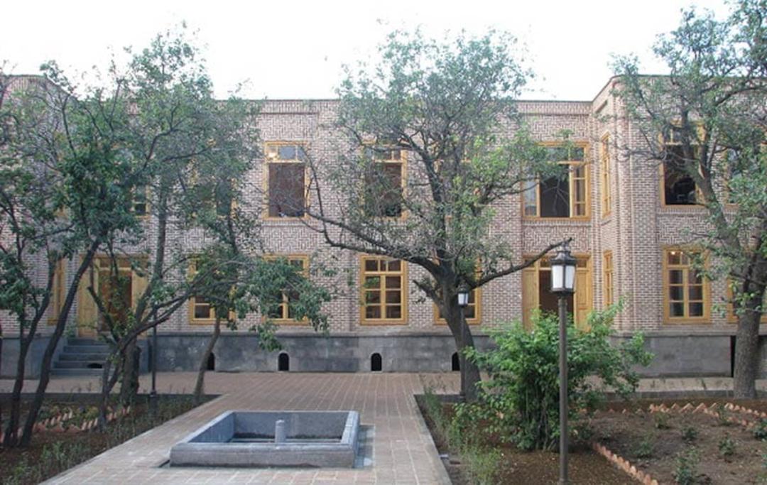 نمای بیرونی ساختمان خانه خادم باشی اردبیل میان درختان