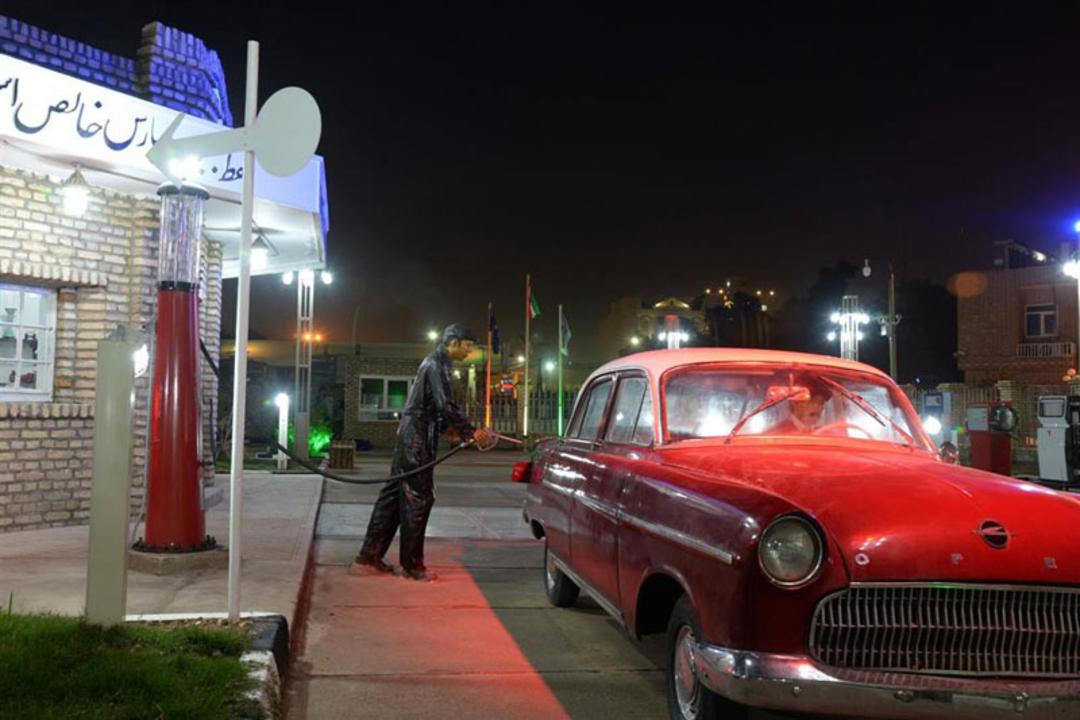 موزه بنزين خانه آبادان در شب
