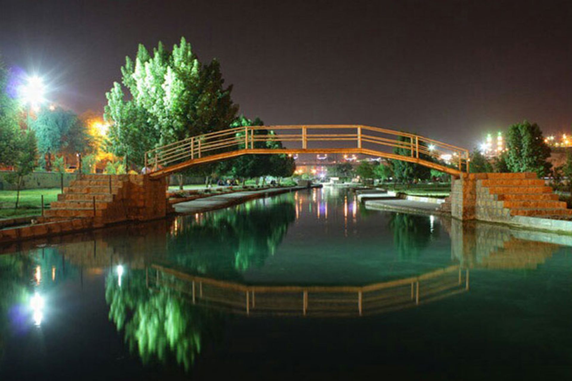پل پارک ساحلی رعنا در شب