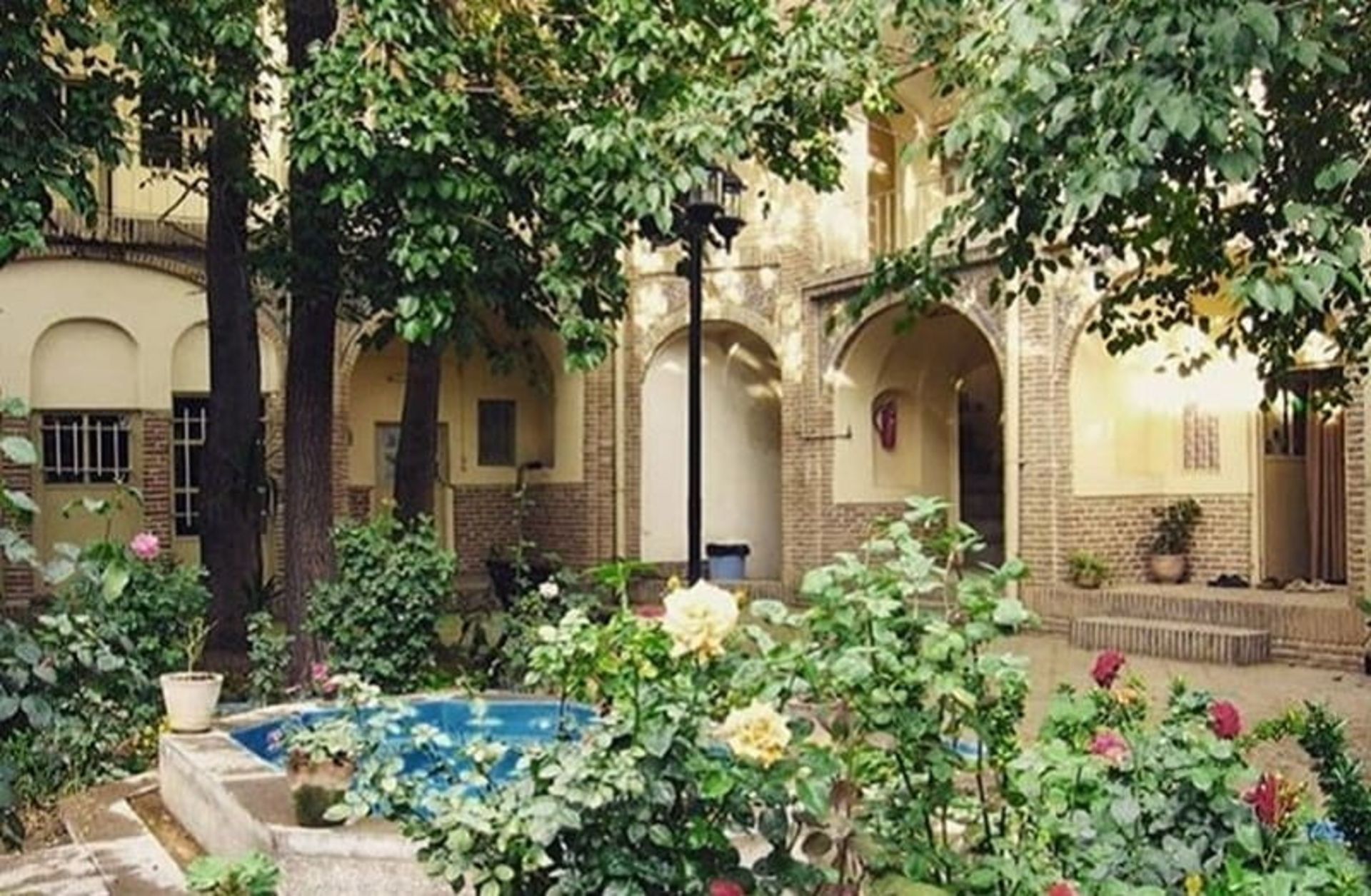 حیاط مدرسه و مسجد معمار باشی