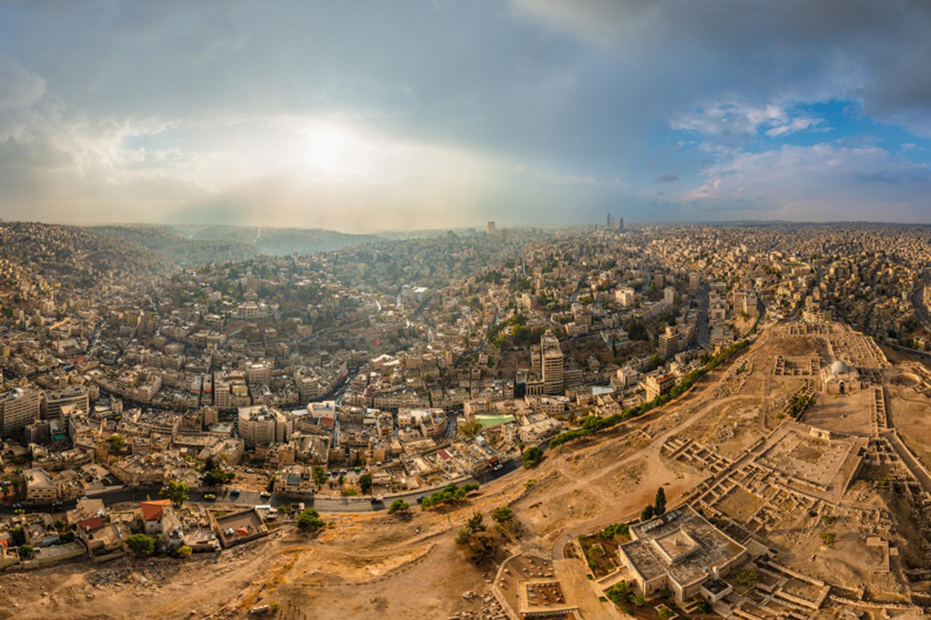 طلوع خورشید در شهر امان