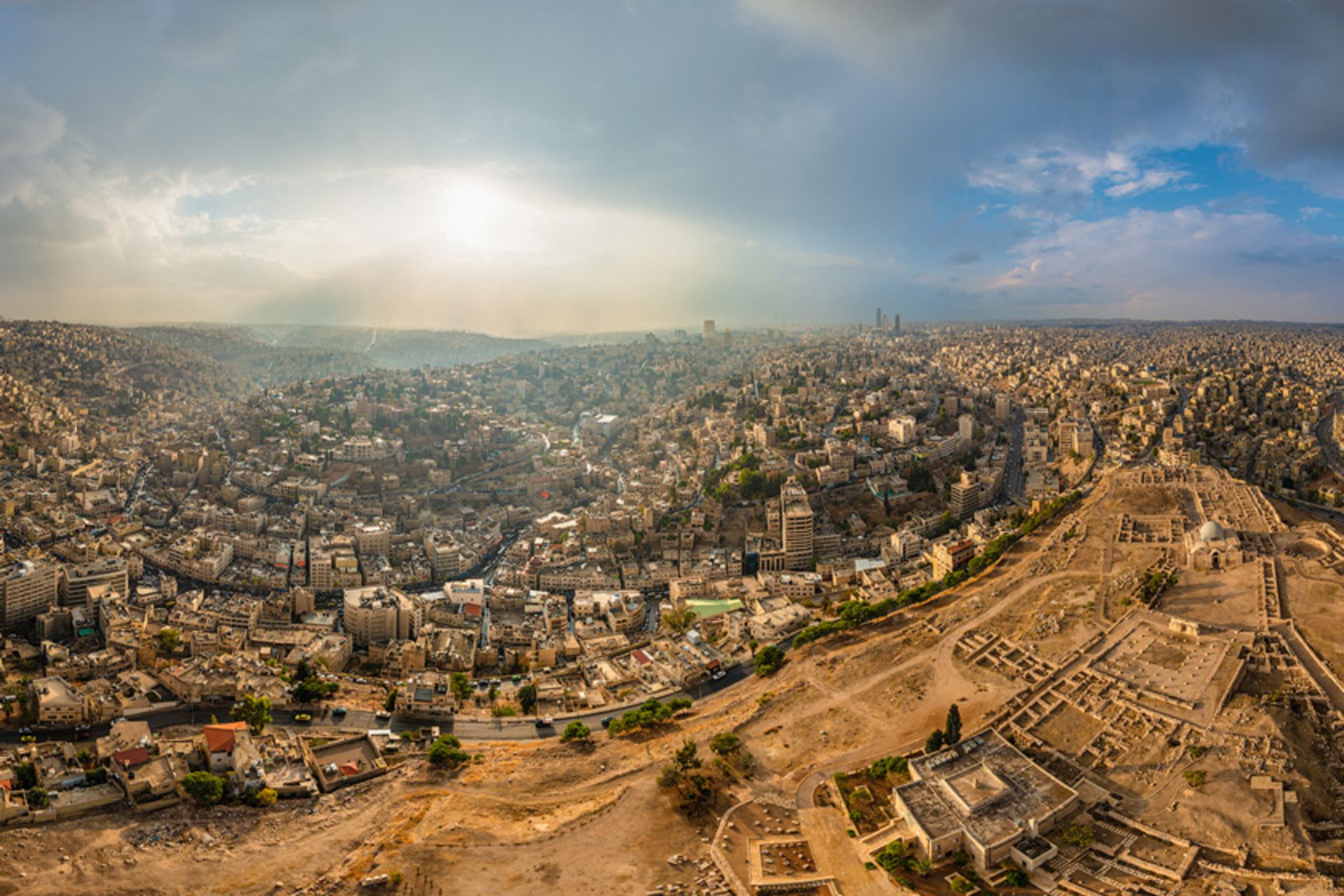 طلوع خورشید در شهر امان