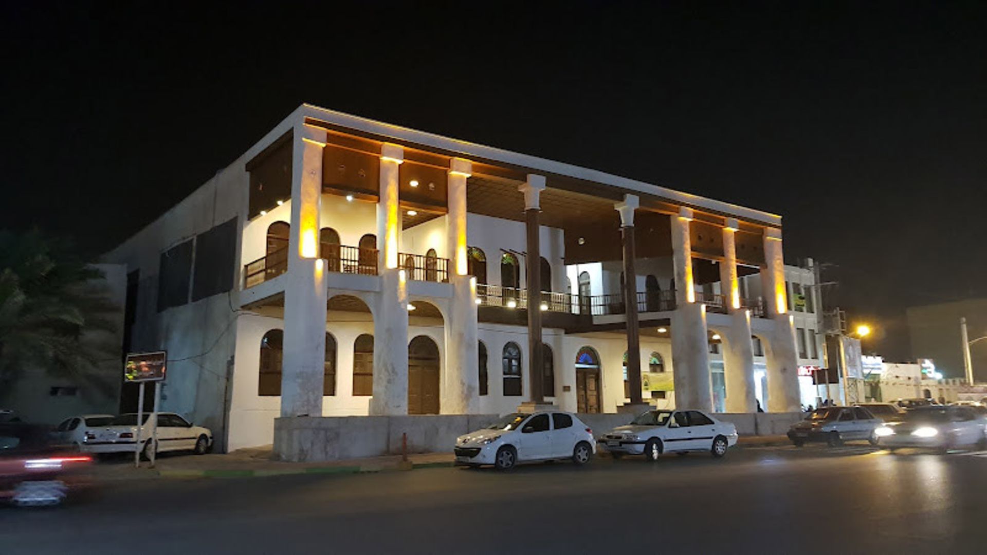 عمارت امیریه در شب