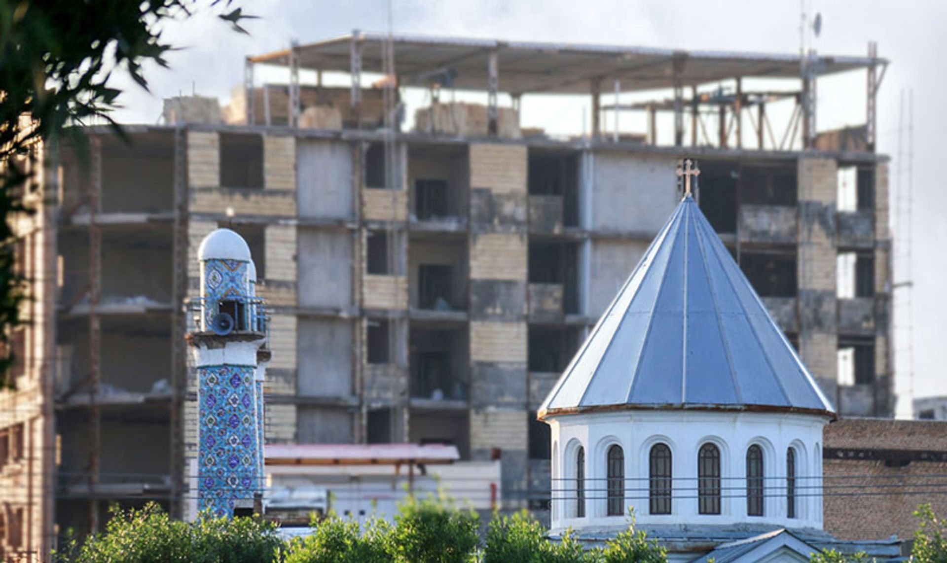 مجاورت کلیسای سورت گاراپت در کنار مسجد