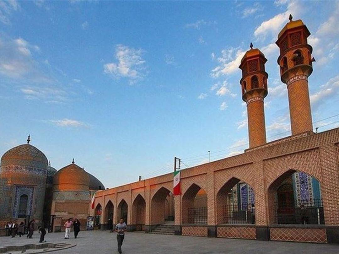 مناره ها و گنبد بقعه شیخ صفی الدین اردبیلی و محوطه مقابل آن