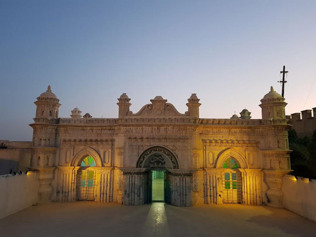 مسجد رنگونی‌ها در شب