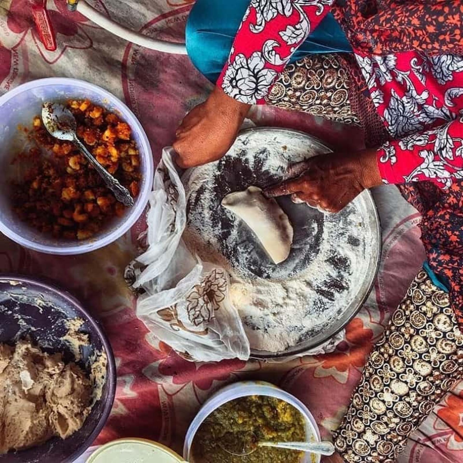 خوردن غذای محلی در جزیره هنگام