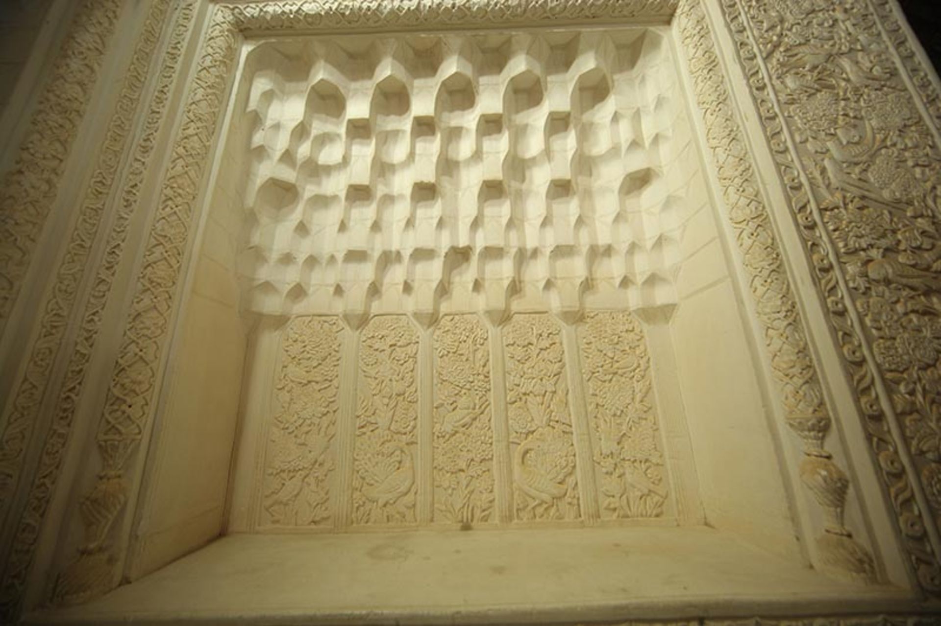 گچبری در عمارت دهدشتی بوشهر