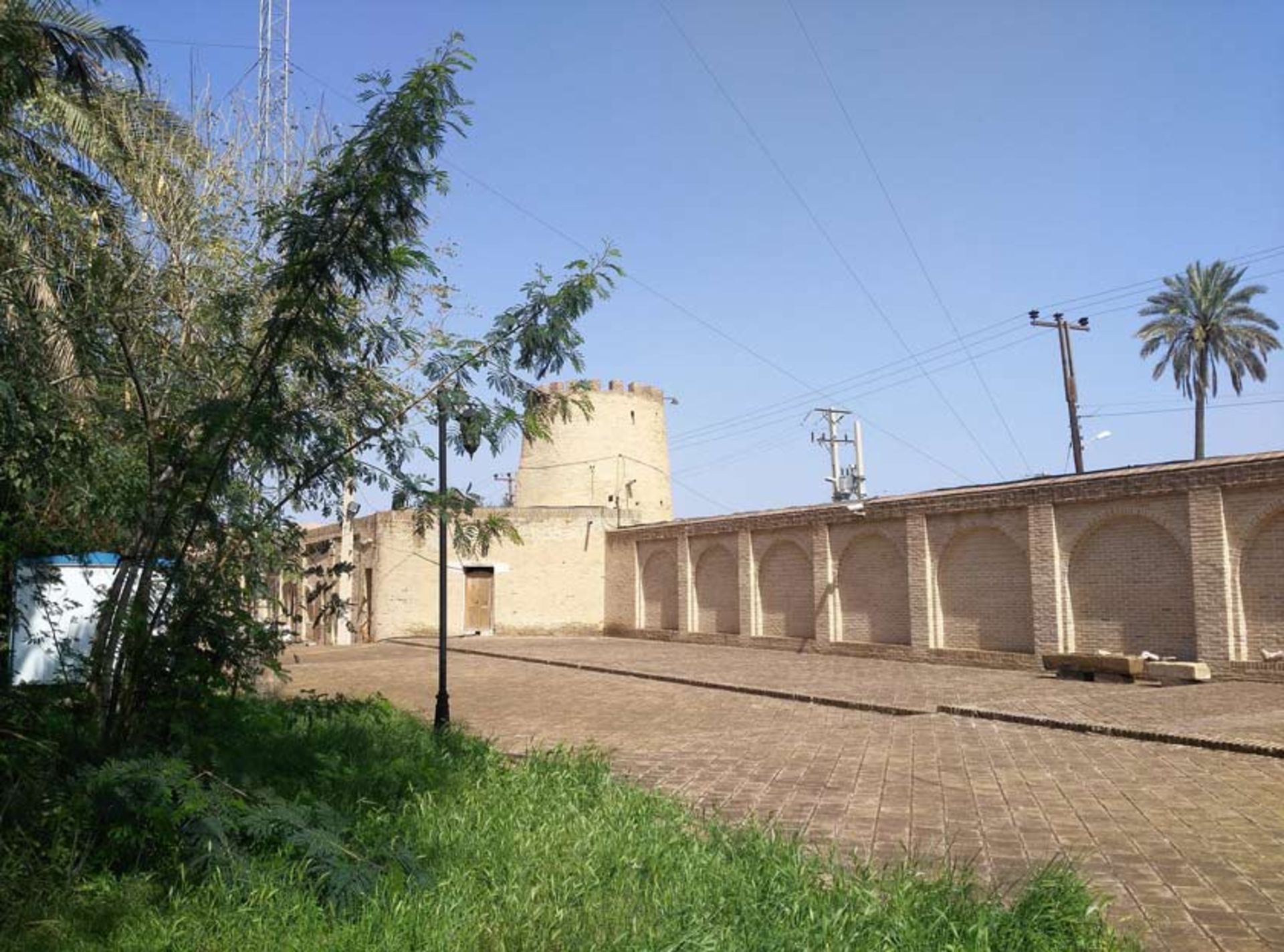 دیوارهای باغ عمارت صمیمی