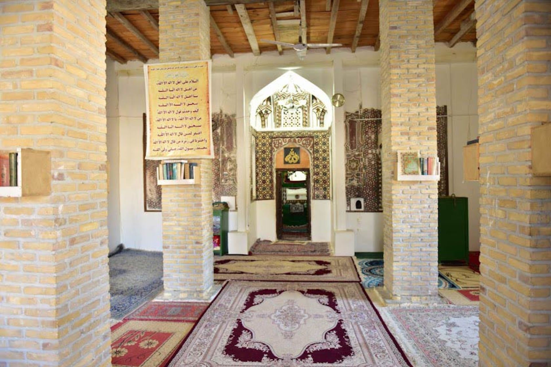 فضای داخلی آرامگاه سید غلام رسول