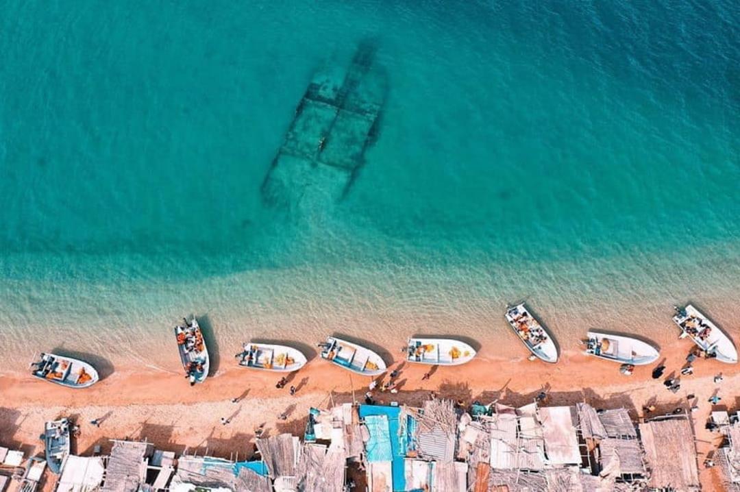 نمایی هوایی از ساحل جزیره هنگام