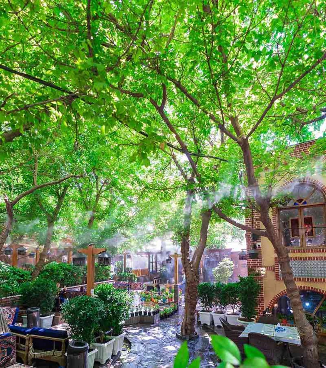 نمای داخل رستوران حسین فرحزاد با تخت های فضای باز