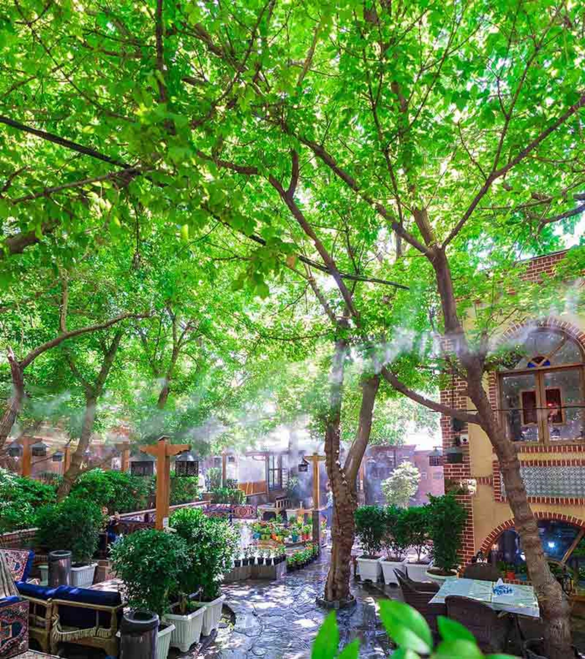 نمای داخل رستوران حسین فرحزاد با تخت های فضای باز