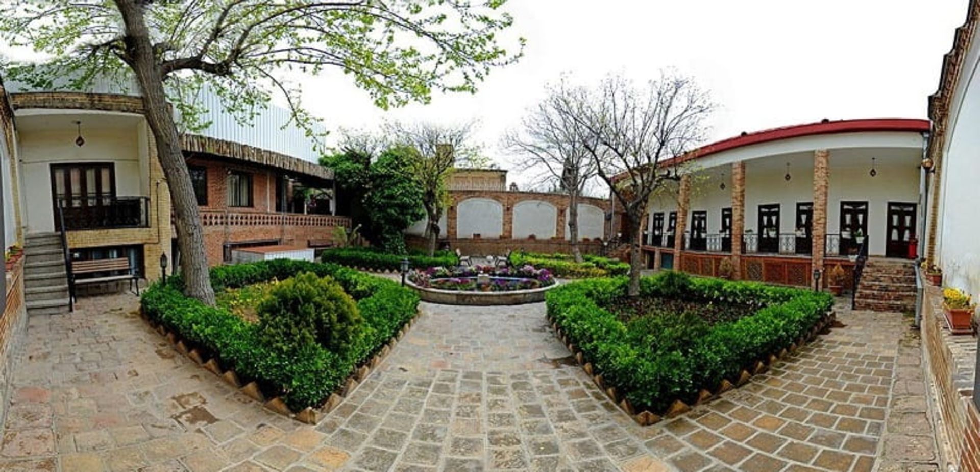 نمایی کامل از حیاط شمالی خانه مهربان