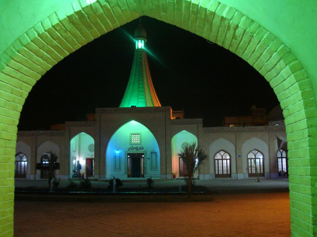 مقبره دعبل خزاعی در شب