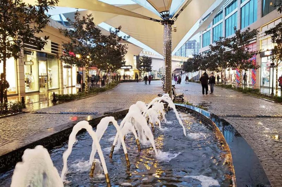 آبنما و فروشگاه‌های اوت‌لت ویاپورت