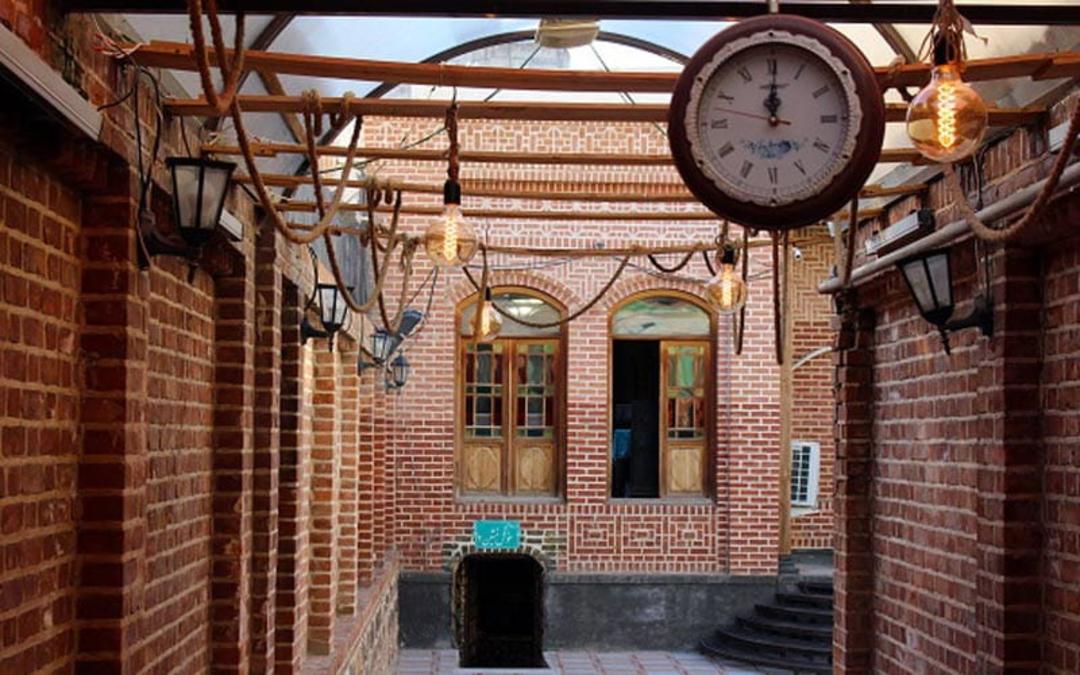 ساعت داخل عمارت آقازاده و حیاط عمارت
