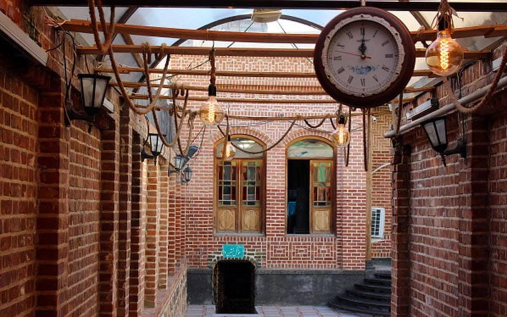ساعت داخل عمارت آقازاده و حیاط عمارت