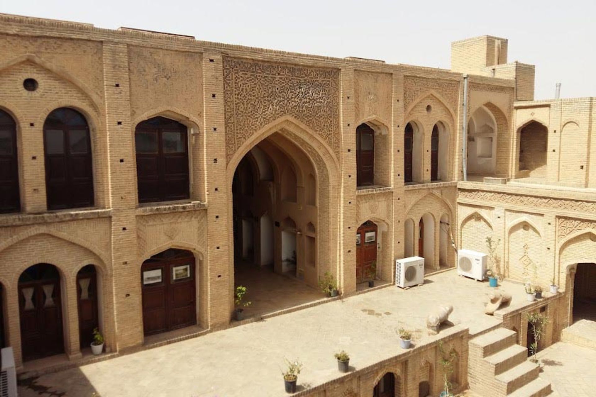 خانه تیزنو با بنایی آجری در دزفول