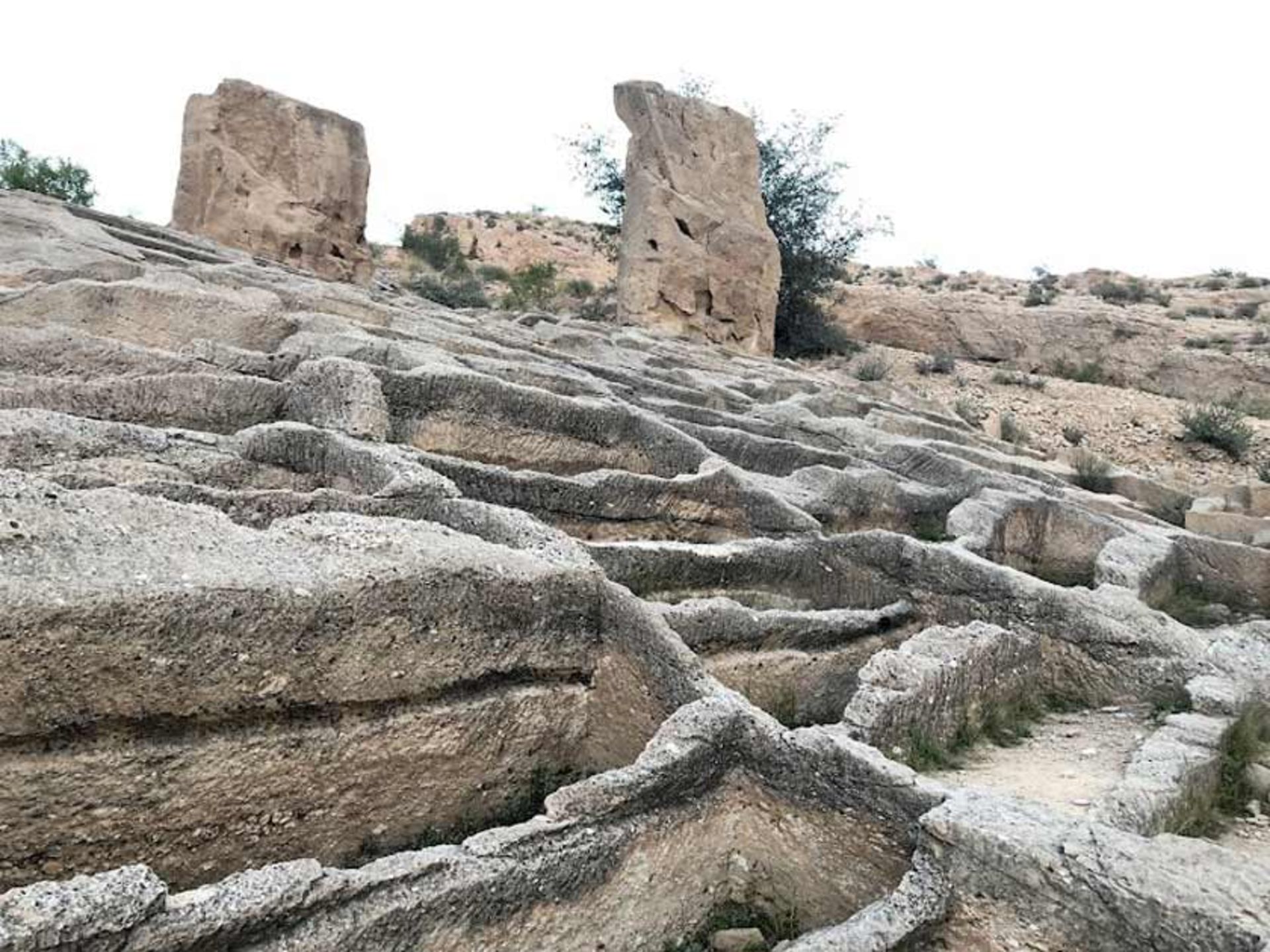 قبور سنگی و عجیب گورستان صخره‌ای سیراف