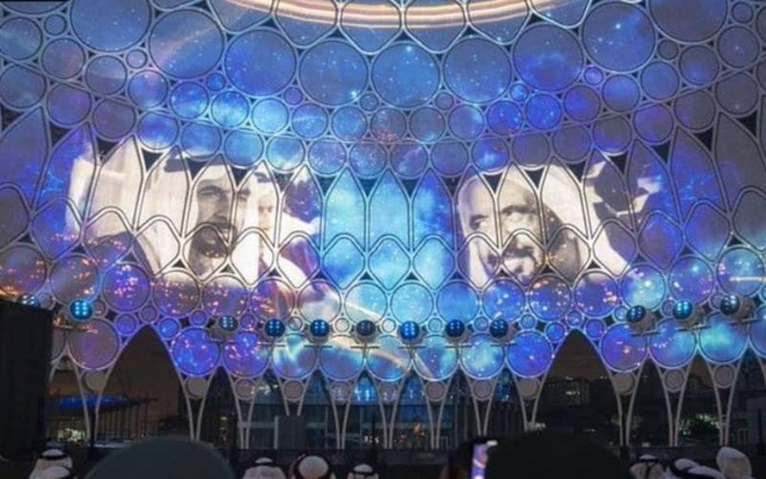 تصویر دو تن از بزرگان دبی روی گنبدی آبی رنگ