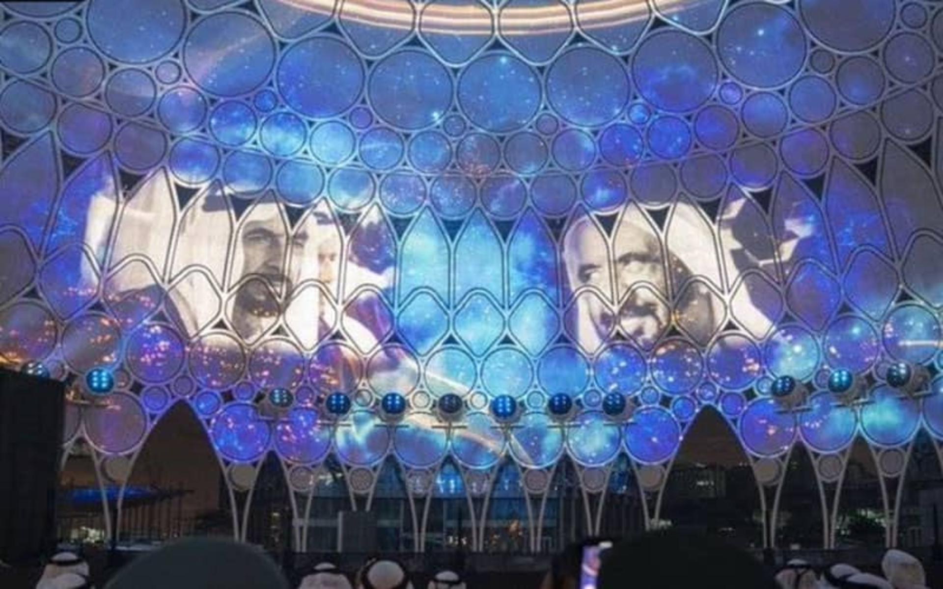 تصویر دو تن از بزرگان دبی روی گنبدی آبی رنگ