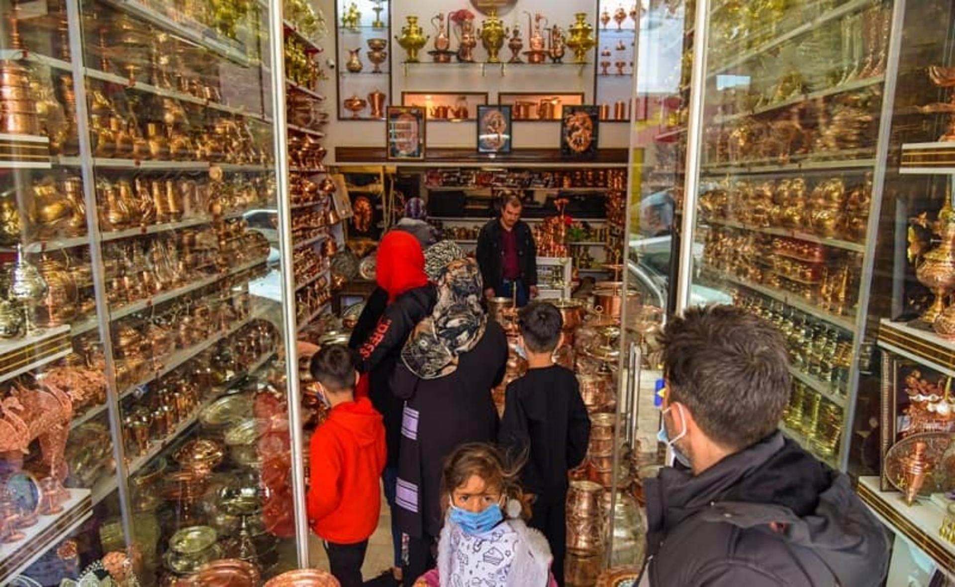 خرید صنایع دستی در خیابان امامزاده