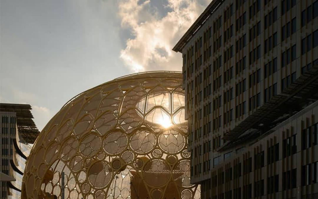 سازه ای گنبدی شکل در کنار ساختمانی چند طبقه