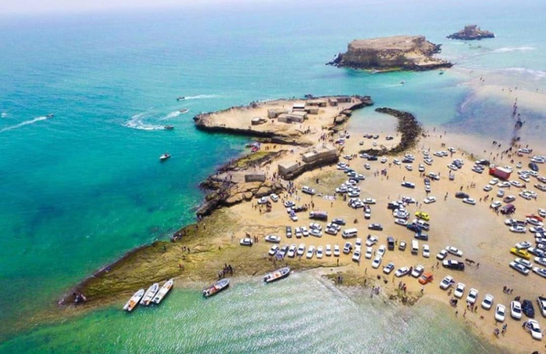 اسکله جزیره هنگام و جمعیت گردشگران
