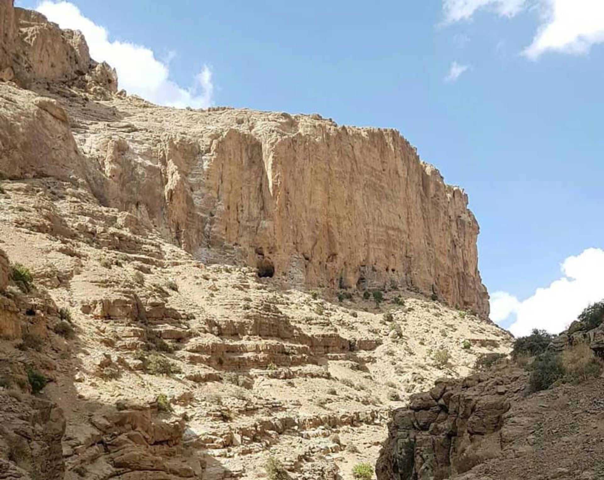 کوهستان صخره ای بلند مشرف به تنگه نازی اصفهان