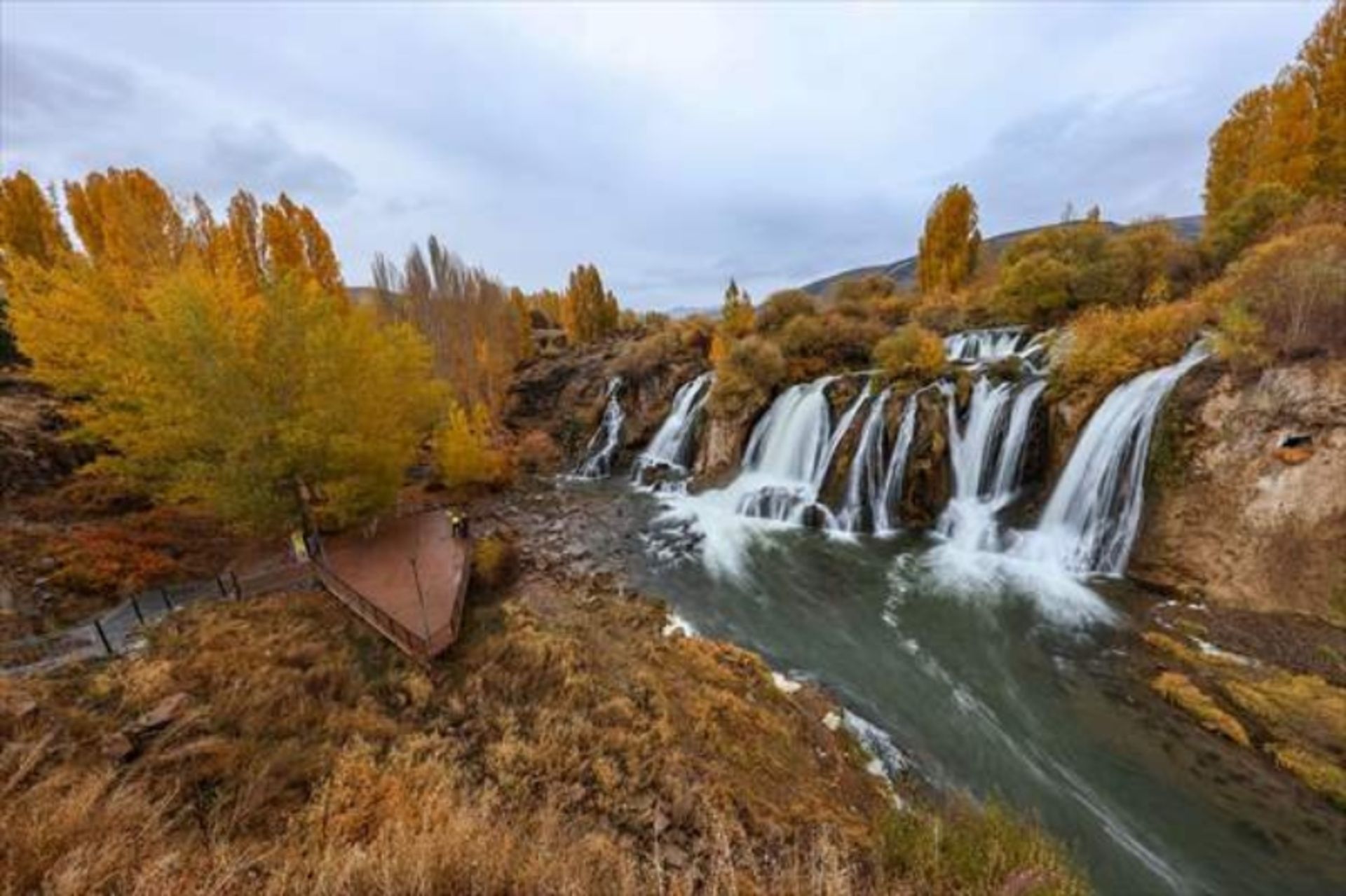طبیعت پاییزی در آبشار وان