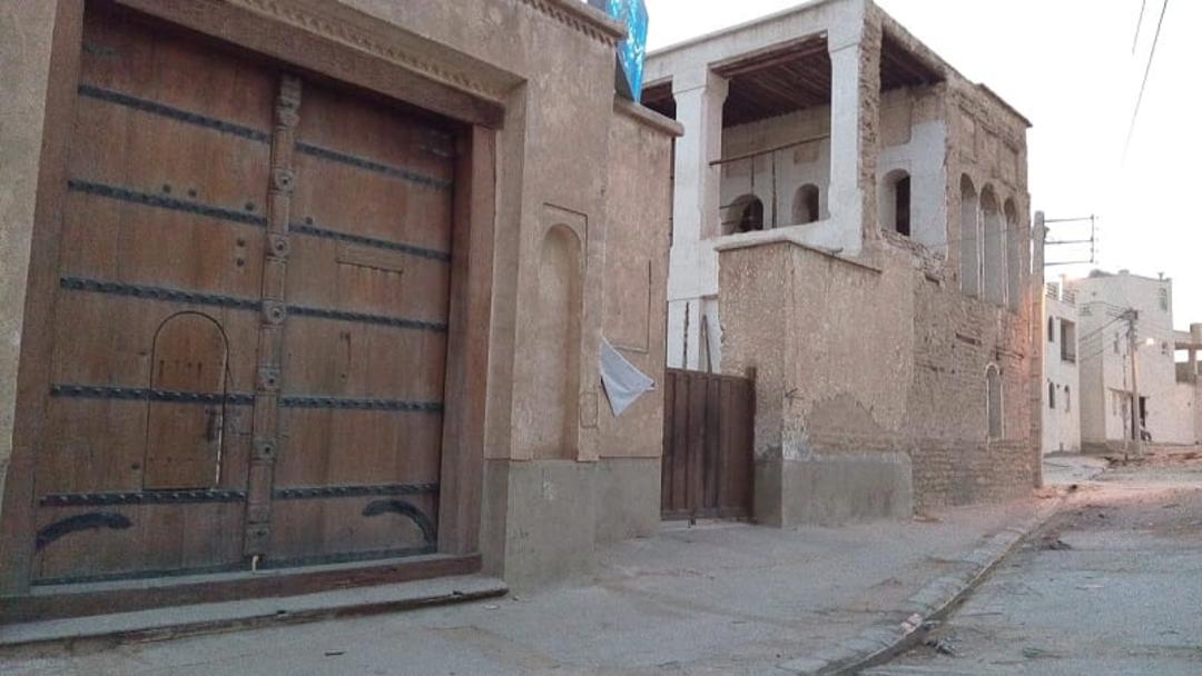 درب چوبی و دیوارهای کاهگلی مدرسه گلستان بوشهر