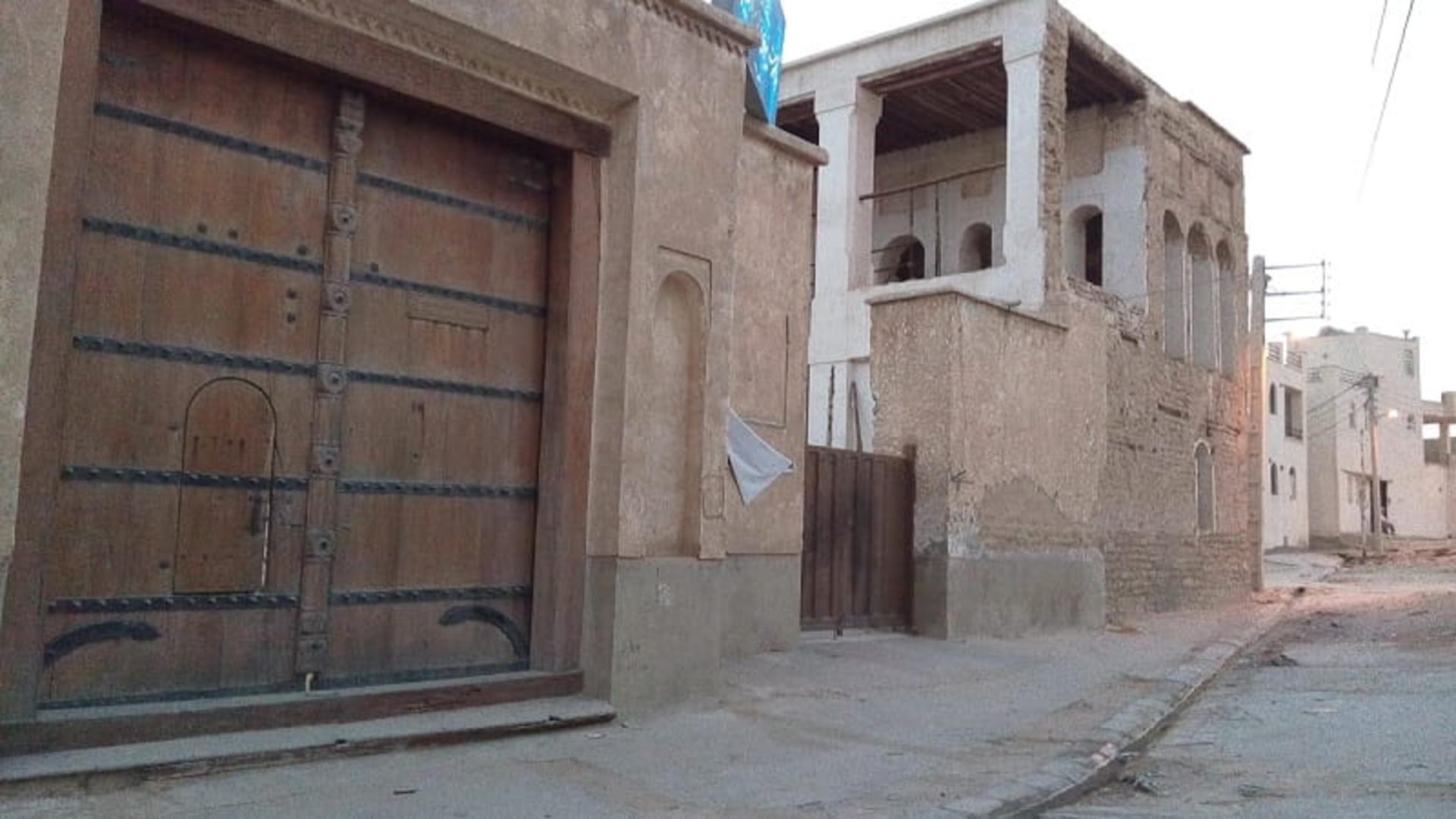 درب چوبی و دیوارهای کاهگلی مدرسه گلستان بوشهر