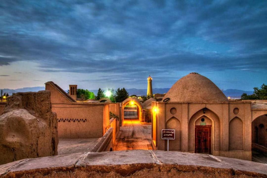 مسجد تاریخی روستای فهرج با نورپردازی شبانه